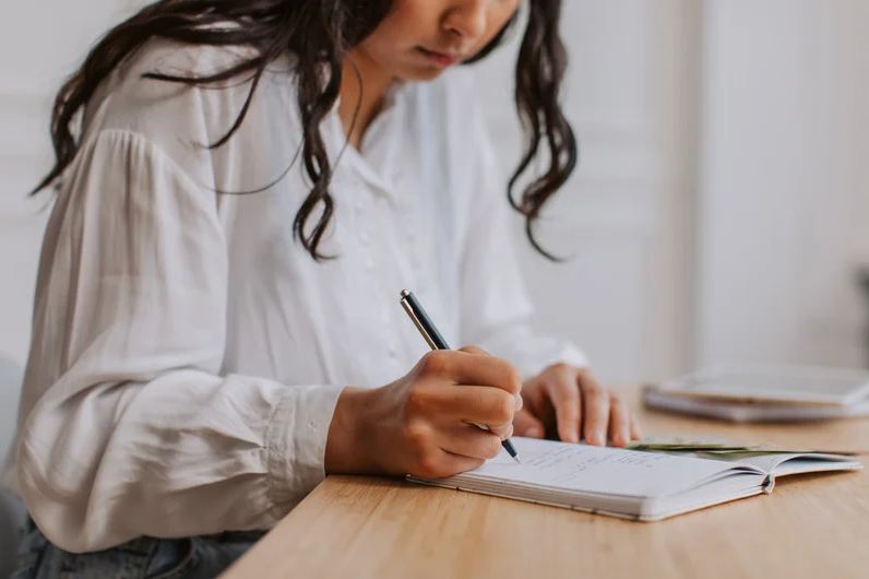 Schattenbibliotheken und lokale Dialekte - Wie der Standort das Schreiben beeinflusst